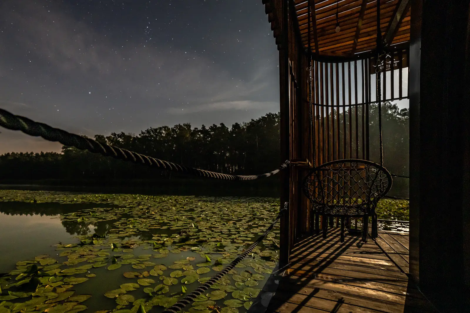 Domek na wodzie Nowa Wieś Zbąska – widok na gwieździste niebo